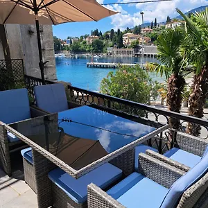 Apartment By The Sea, Ika